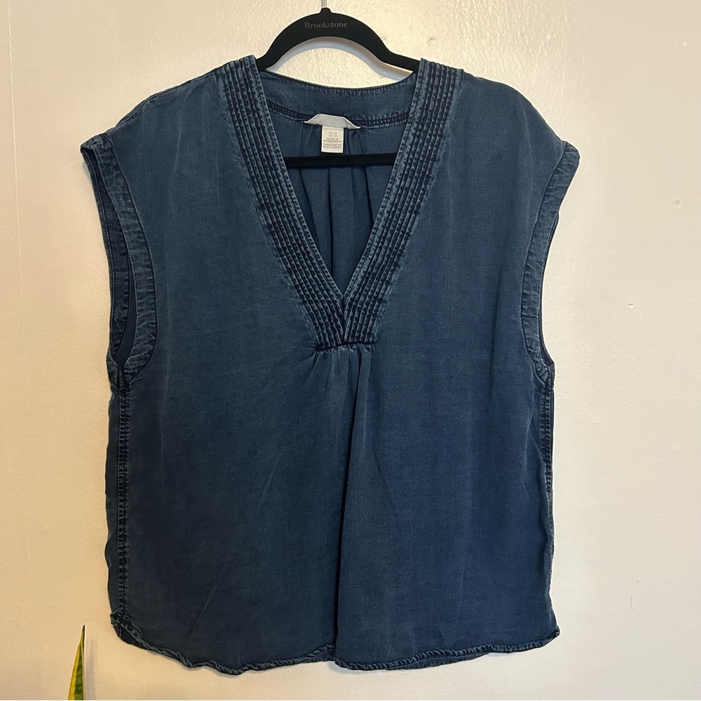 H&M Sleeveless V-neck Top Size 12